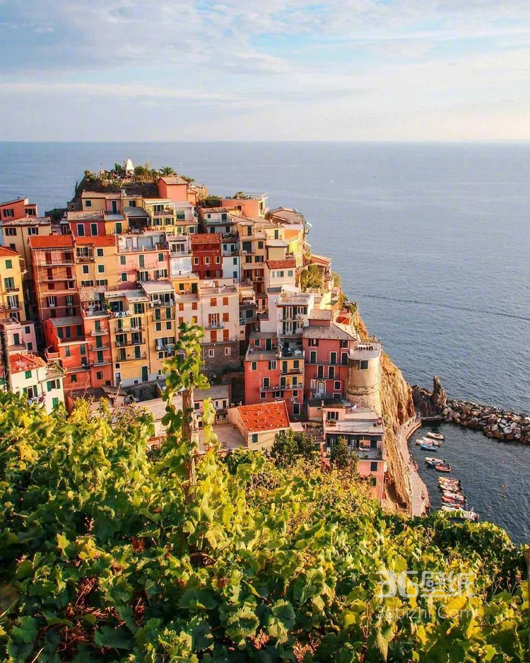 意大利沿海小镇，悬崖上的马纳罗拉唯美摄影图片4