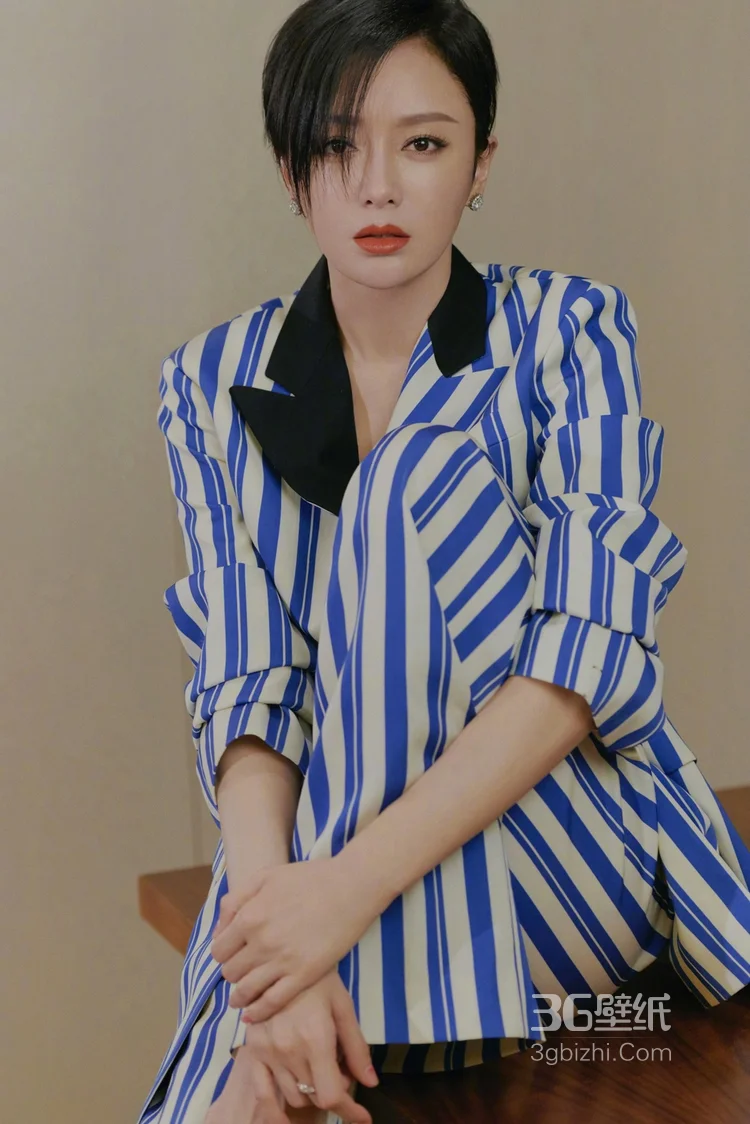 秦岚短发造型出镜，着蓝白条纹西服套装时髦个性写真图片7