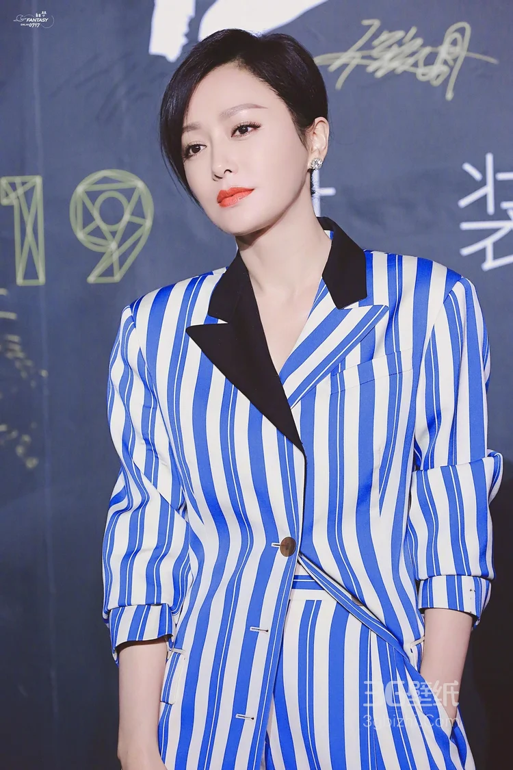 秦岚短发造型出镜，着蓝白条纹西服套装时髦个性写真图片5