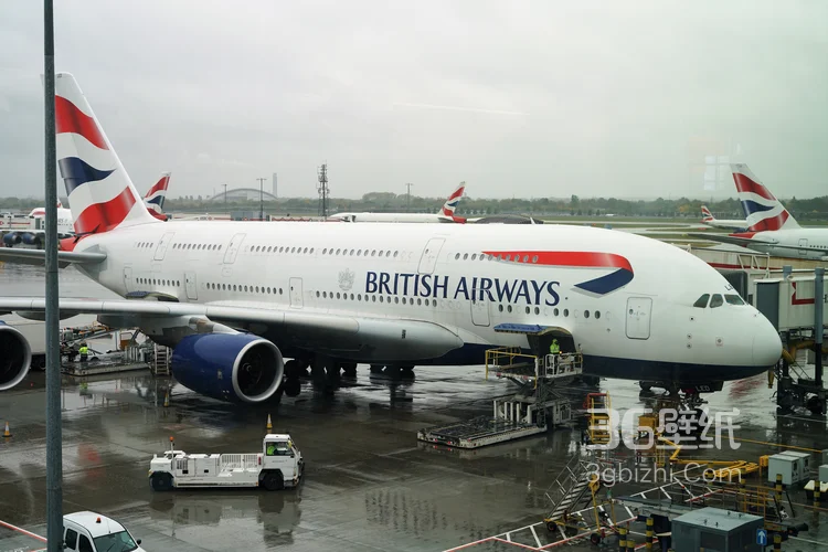 大型机场跑道上待飞的民航客机图片2