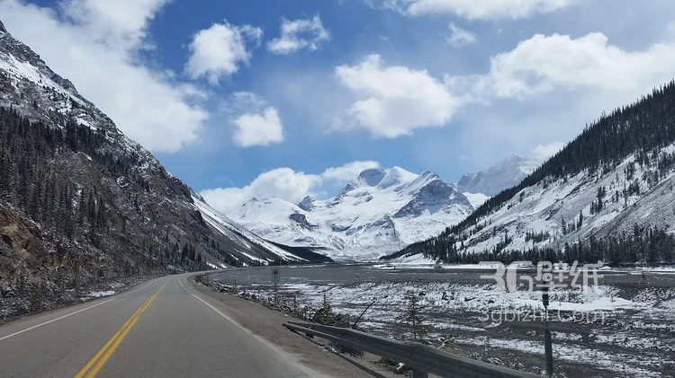 欧洲平原上的高速公路唯美图片5