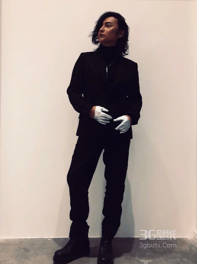 陈志朋微博晒酷黑风格写真，边分长卷发发型显个性魅力4