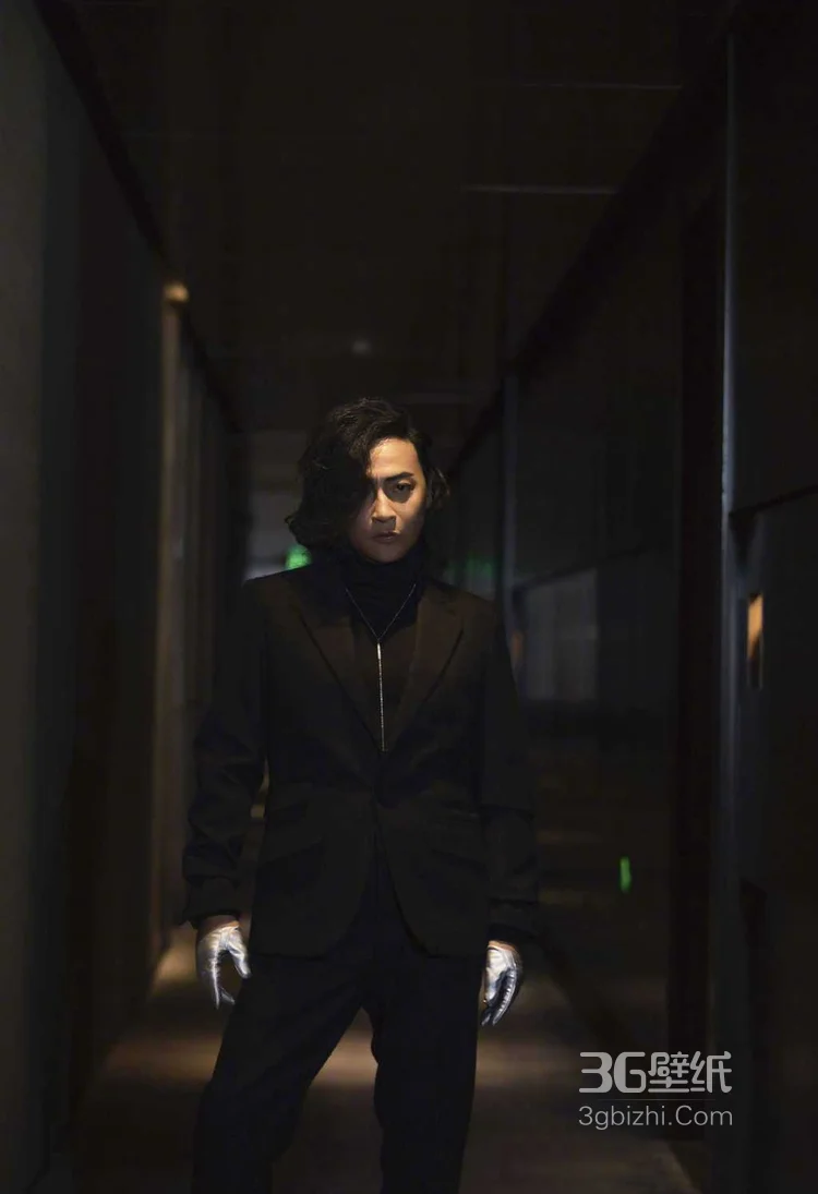 陈志朋微博晒酷黑风格写真，边分长卷发发型显个性魅力2