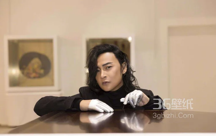 陈志朋微博晒酷黑风格写真，边分长卷发发型显个性魅力7