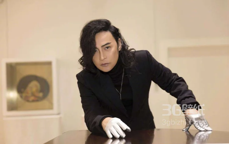 陈志朋微博晒酷黑风格写真，边分长卷发发型显个性魅力3