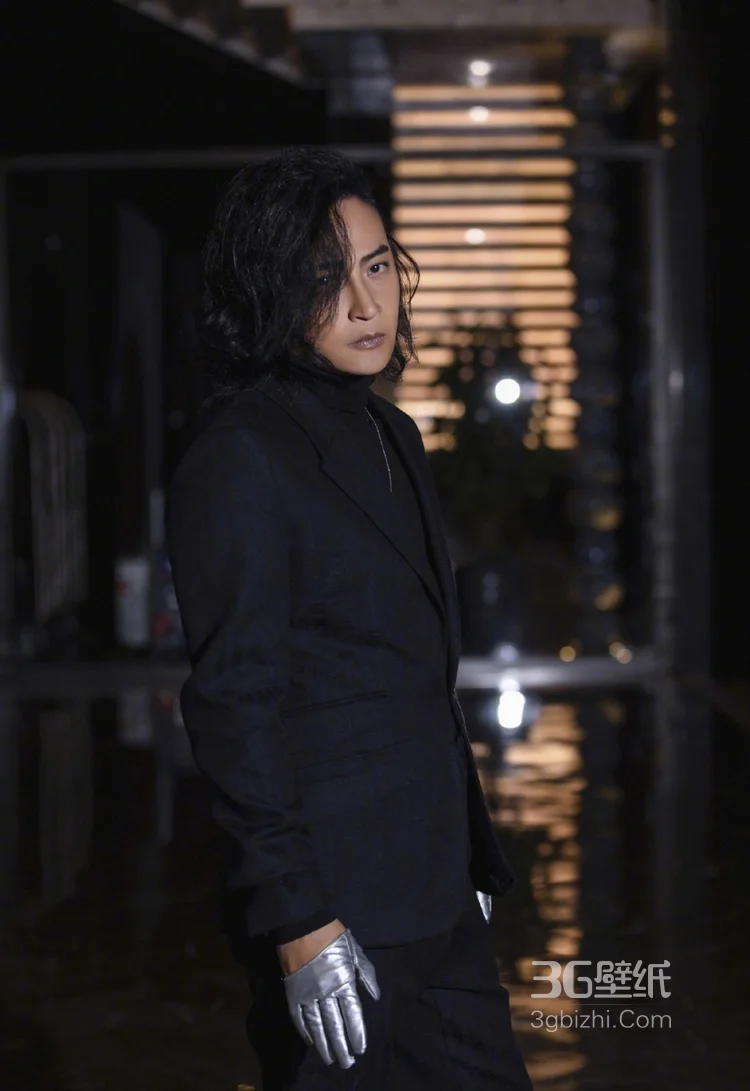 陈志朋微博晒酷黑风格写真，边分长卷发发型显个性魅力5