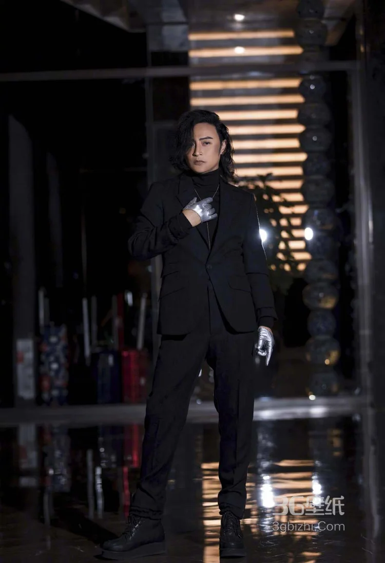 陈志朋微博晒酷黑风格写真，边分长卷发发型显个性魅力6