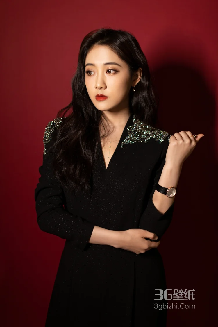 李艺彤红色背景下穿着黑色西装演出服写真图片5