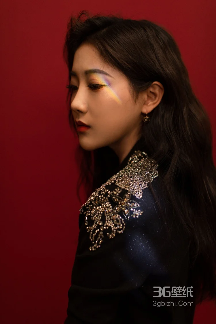 李艺彤红色背景下穿着黑色西装演出服写真图片2