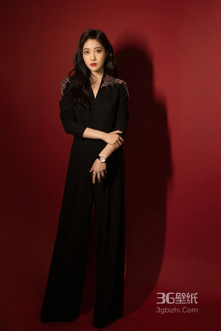 李艺彤红色背景下穿着黑色西装演出服写真图片6