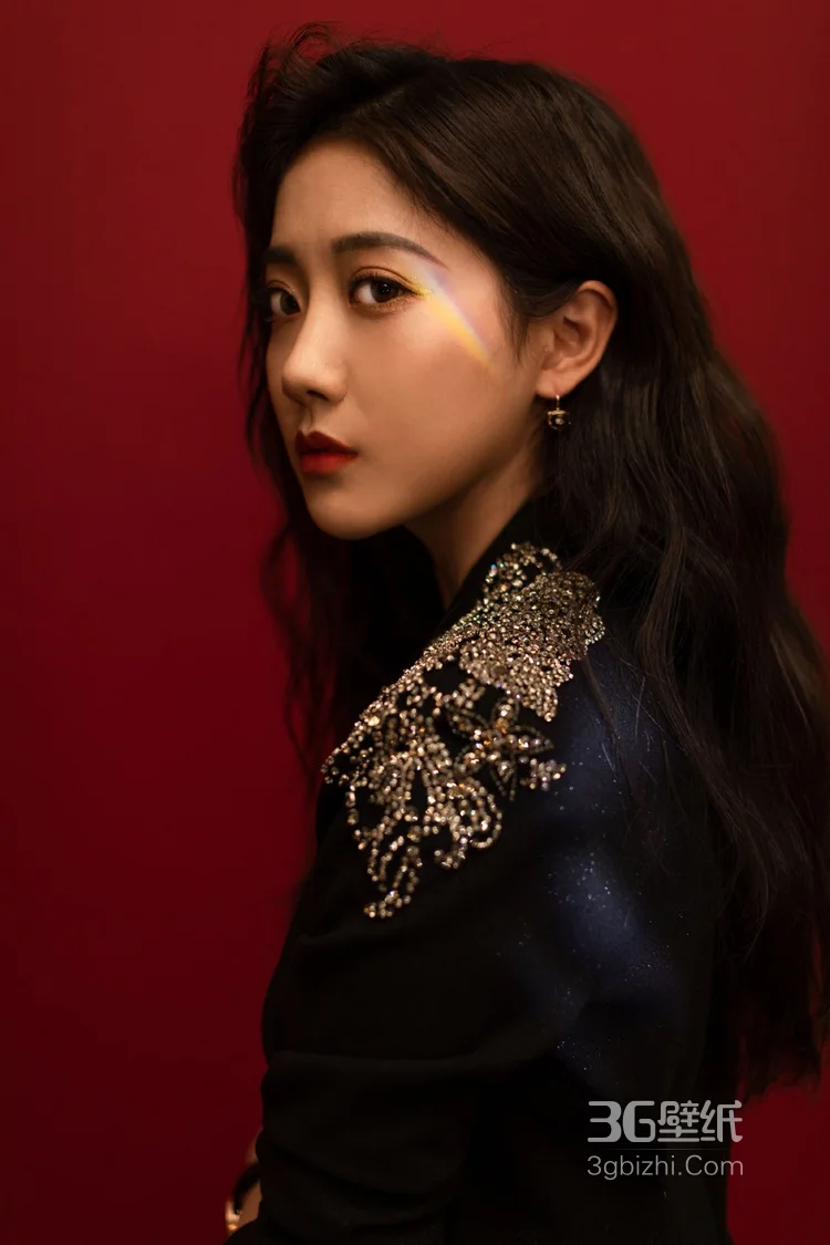 李艺彤红色背景下穿着黑色西装演出服写真图片4