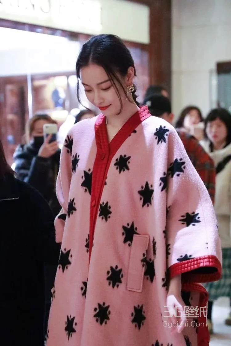 就像穿着睡衣上街，倪妮个性粉红色长毛衫现身活动照片3