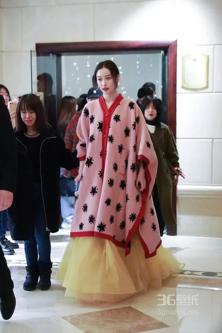 就像穿着睡衣上街，倪妮个性粉红色长毛衫现身活动照片5