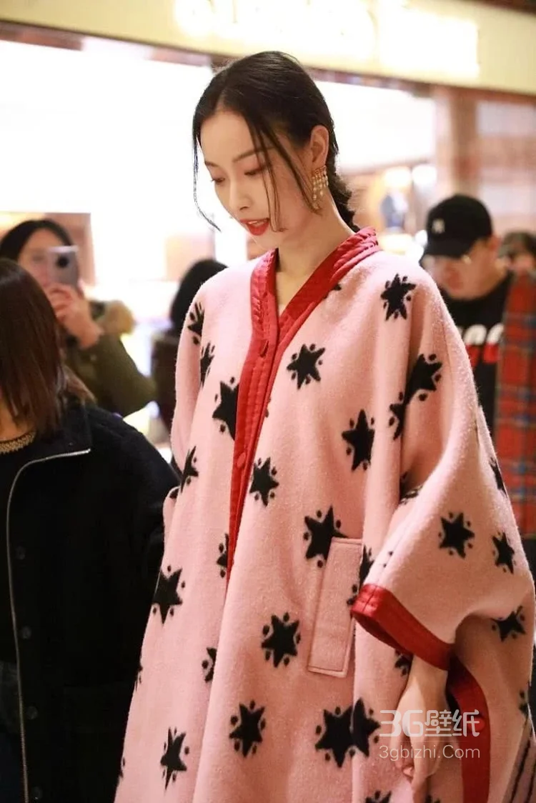 就像穿着睡衣上街，倪妮个性粉红色长毛衫现身活动照片2