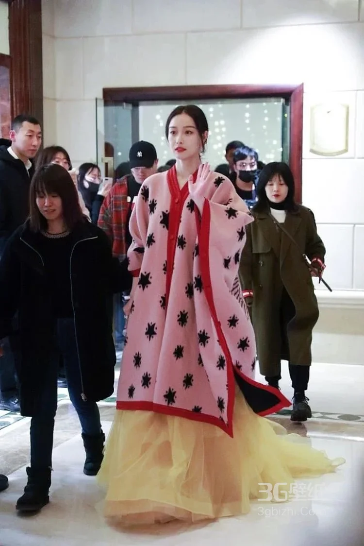 就像穿着睡衣上街，倪妮个性粉红色长毛衫现身活动照片4