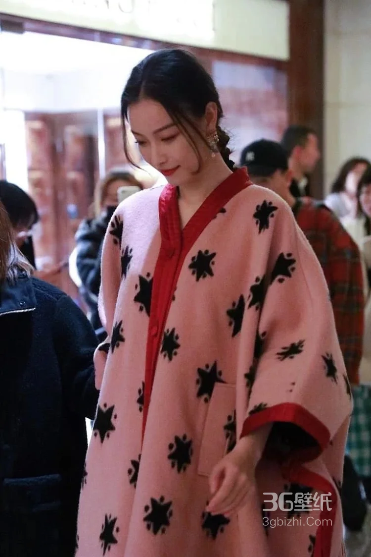 就像穿着睡衣上街，倪妮个性粉红色长毛衫现身活动照片6