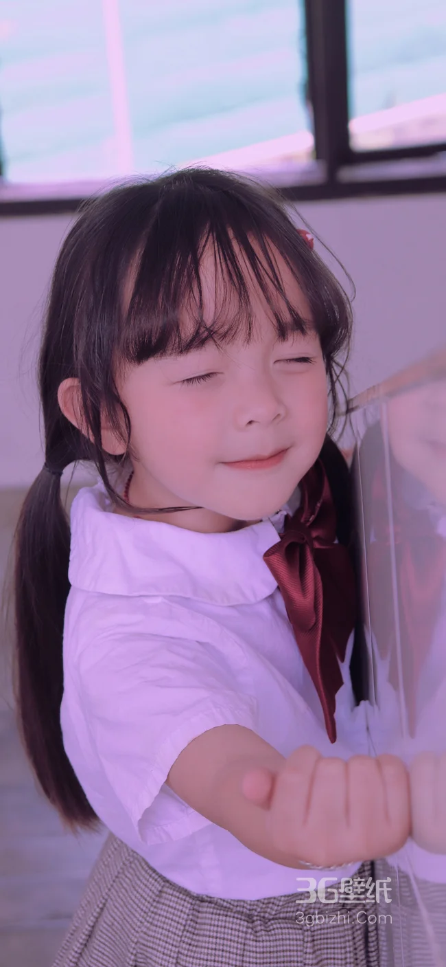 楼梯口的可爱萌娃手机壁纸1