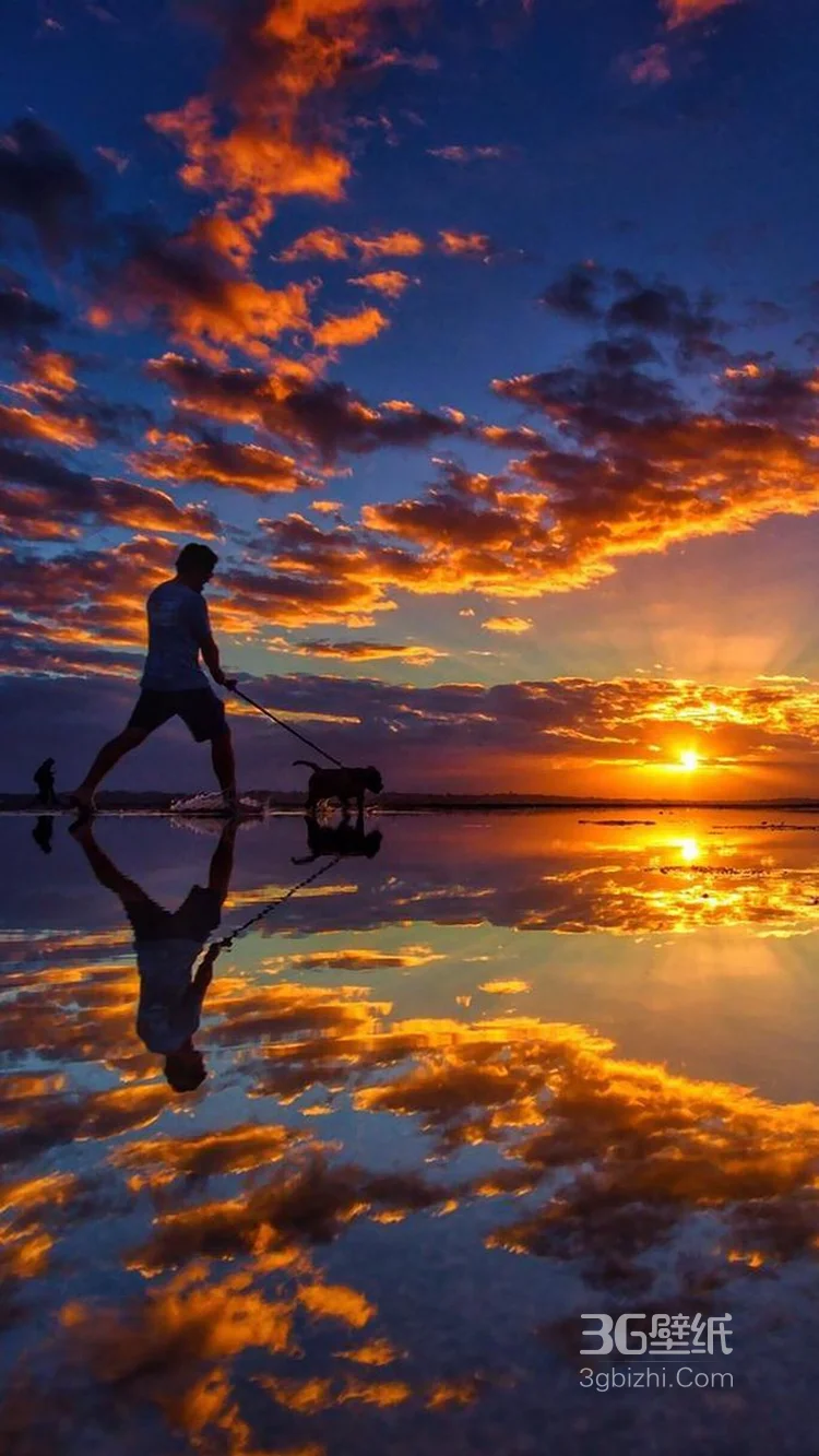 超美的一组图，行走在夕阳倒影中的欧美人图片6