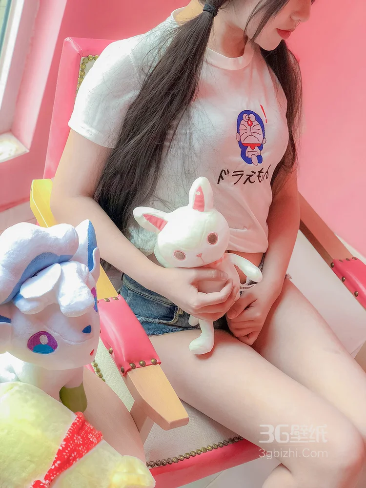 穿叮当猫T恤衫牛仔短裤的不露脸丰满肥臀妹子居家写真照8