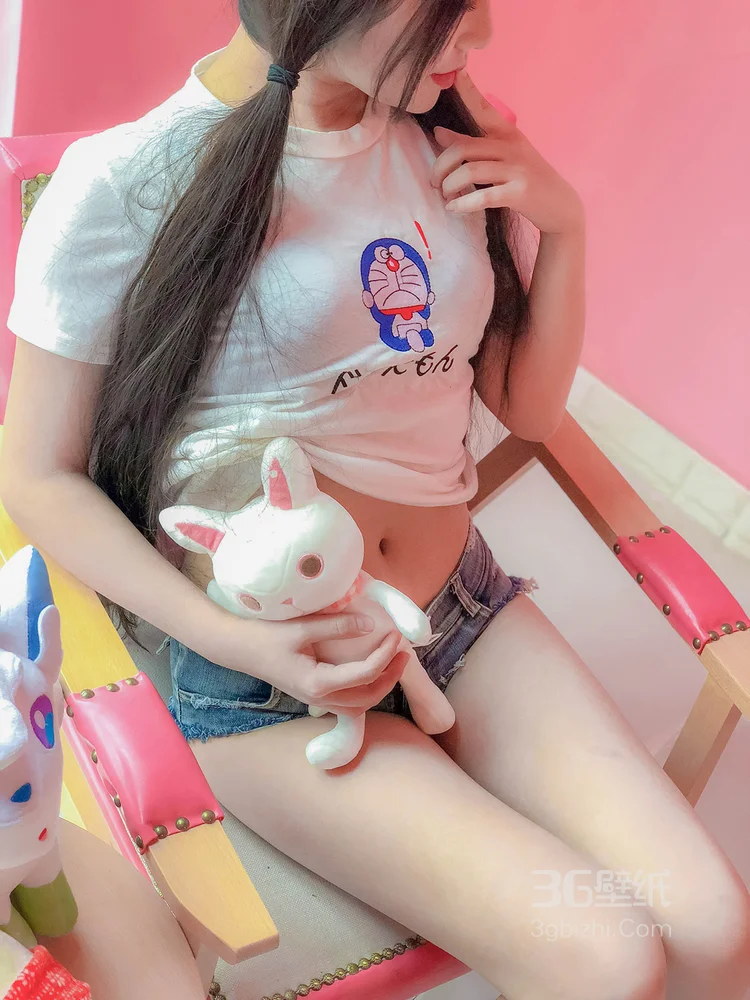 穿叮当猫T恤衫牛仔短裤的不露脸丰满肥臀妹子居家写真照3