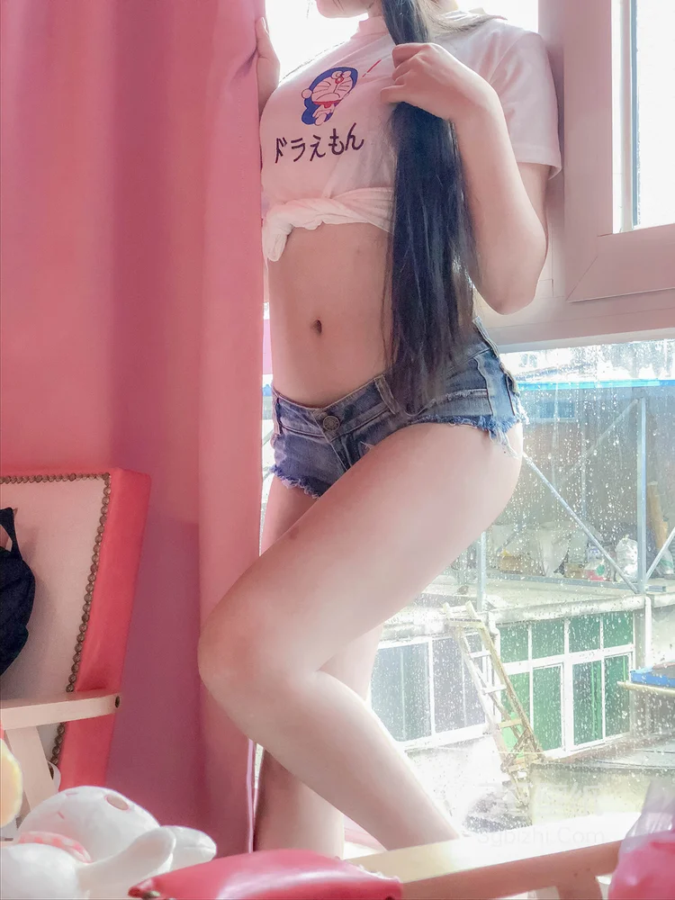 穿叮当猫T恤衫牛仔短裤的不露脸丰满肥臀妹子居家写真照2