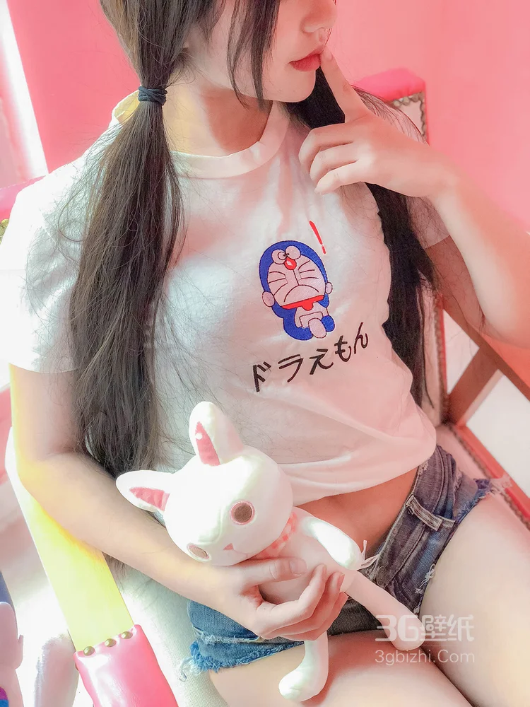 穿叮当猫T恤衫牛仔短裤的不露脸丰满肥臀妹子居家写真照9