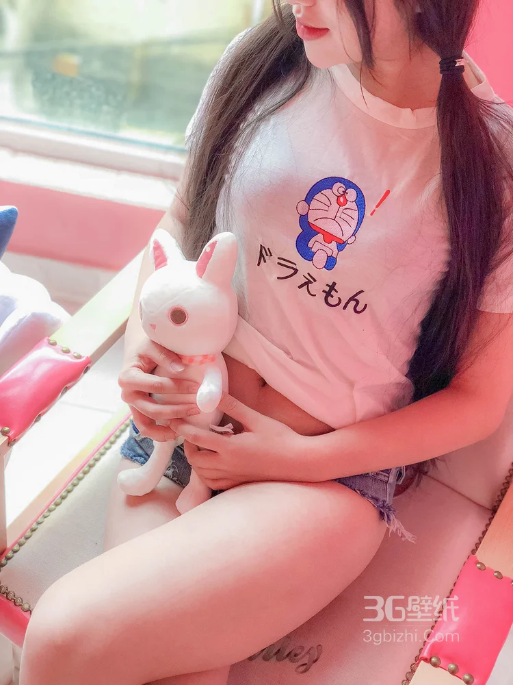 穿叮当猫T恤衫牛仔短裤的不露脸丰满肥臀妹子居家写真照6