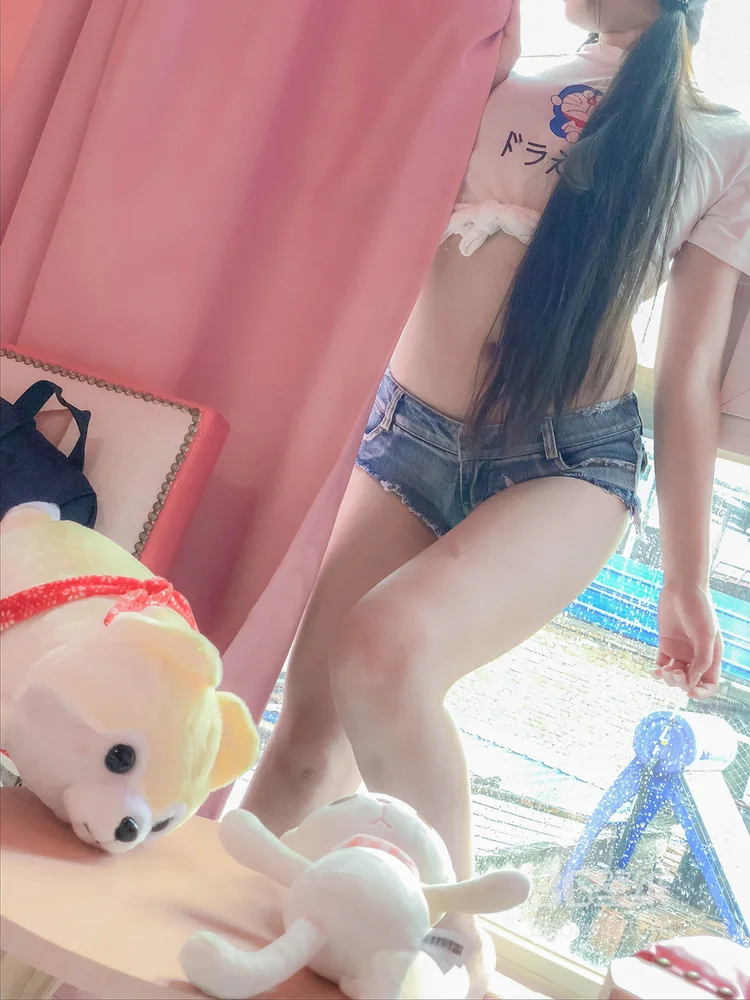 穿叮当猫T恤衫牛仔短裤的不露脸丰满肥臀妹子居家写真照5