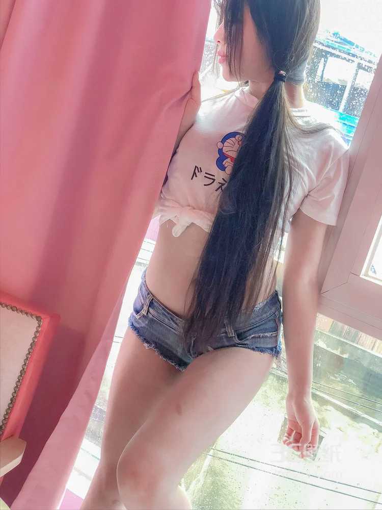 穿叮当猫T恤衫牛仔短裤的不露脸丰满肥臀妹子居家写真照10
