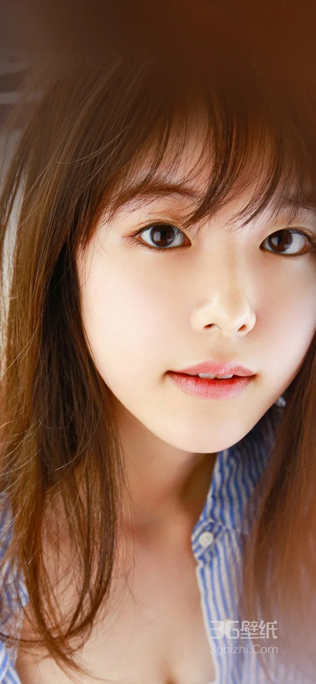 穿条纹衬衫的长发没少女手机壁纸，好清纯1