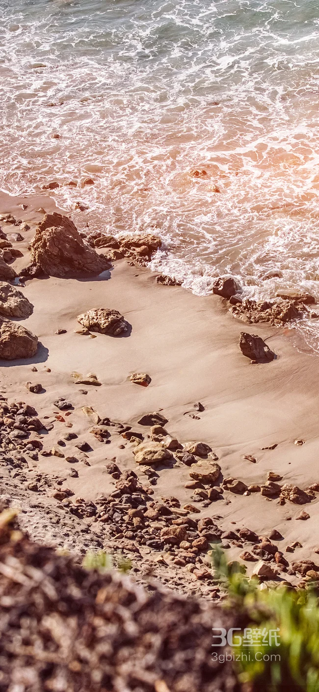海边沙滩上的礁石摄影手机壁纸1