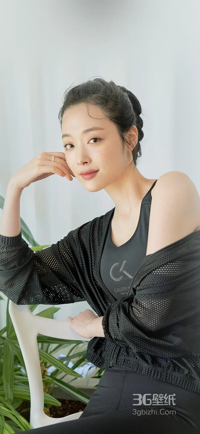 单手托脸，穿黑色CKT恤的时尚美女高清手机壁纸1