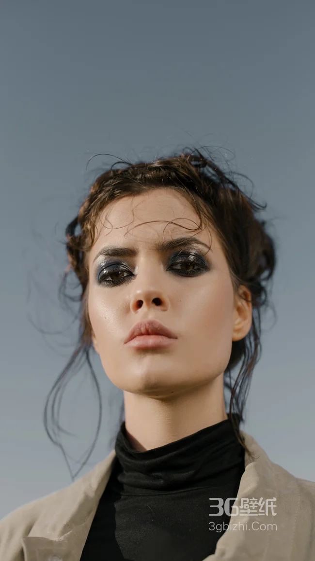 浓浓烟熏妆的欧美美女模特人像手机壁纸1