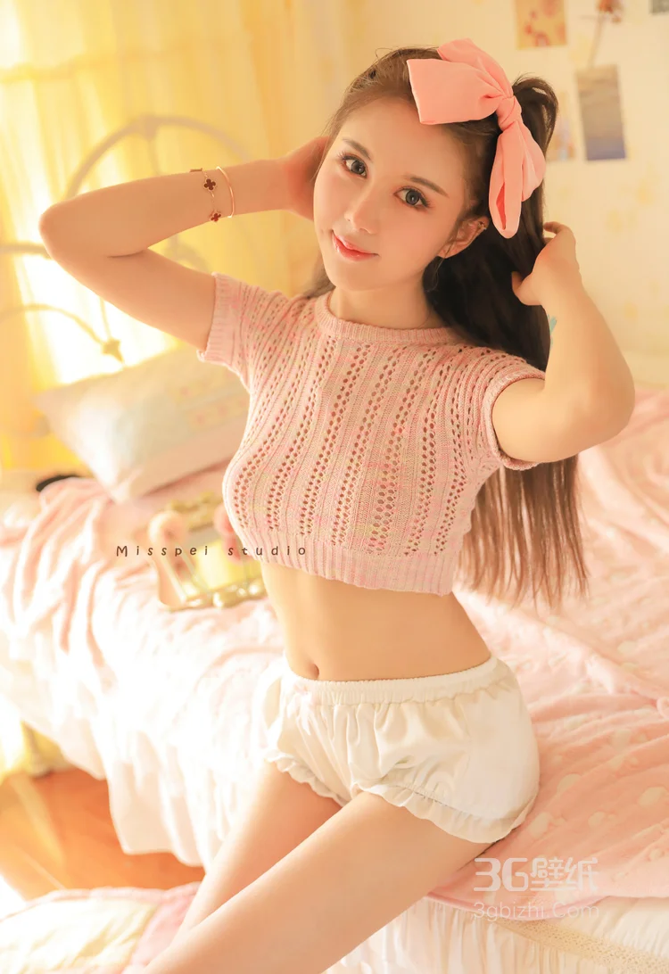 很有眼缘，一脸桃花的露脐装短裤美腿美女床上写真图片9