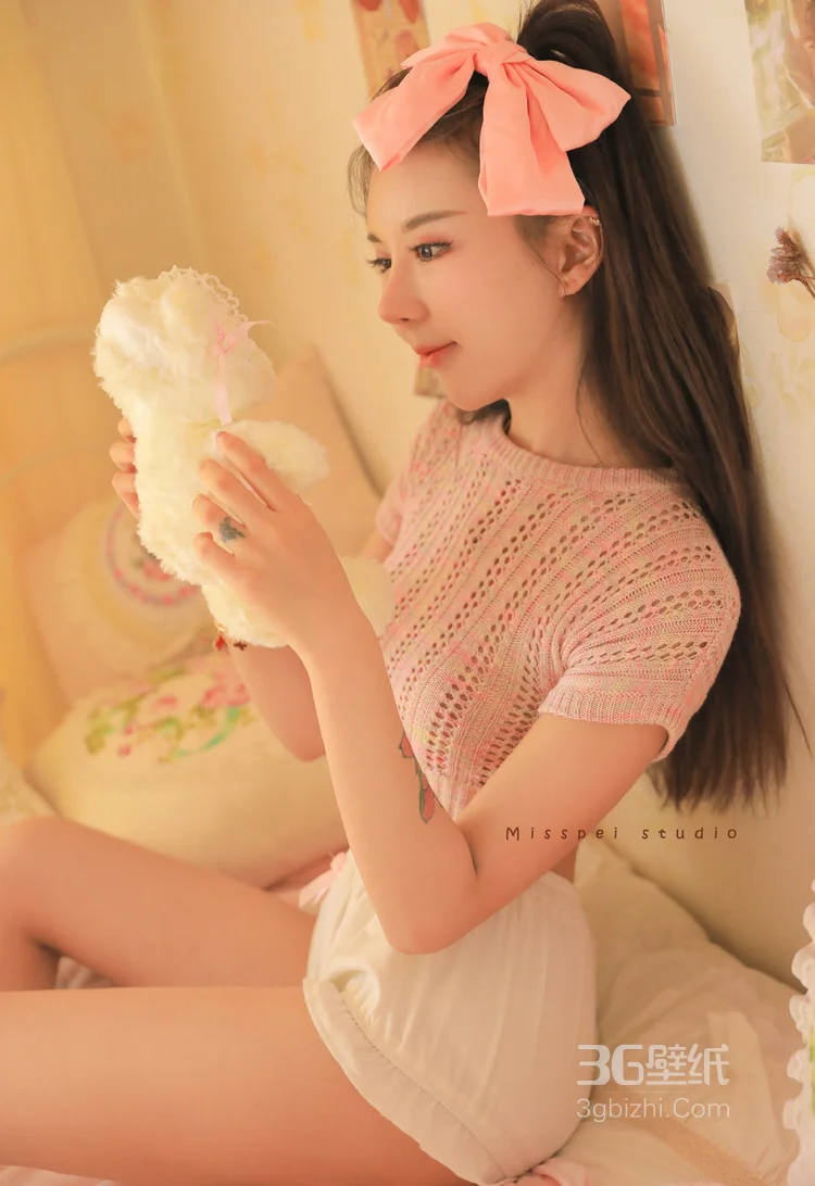 很有眼缘，一脸桃花的露脐装短裤美腿美女床上写真图片4