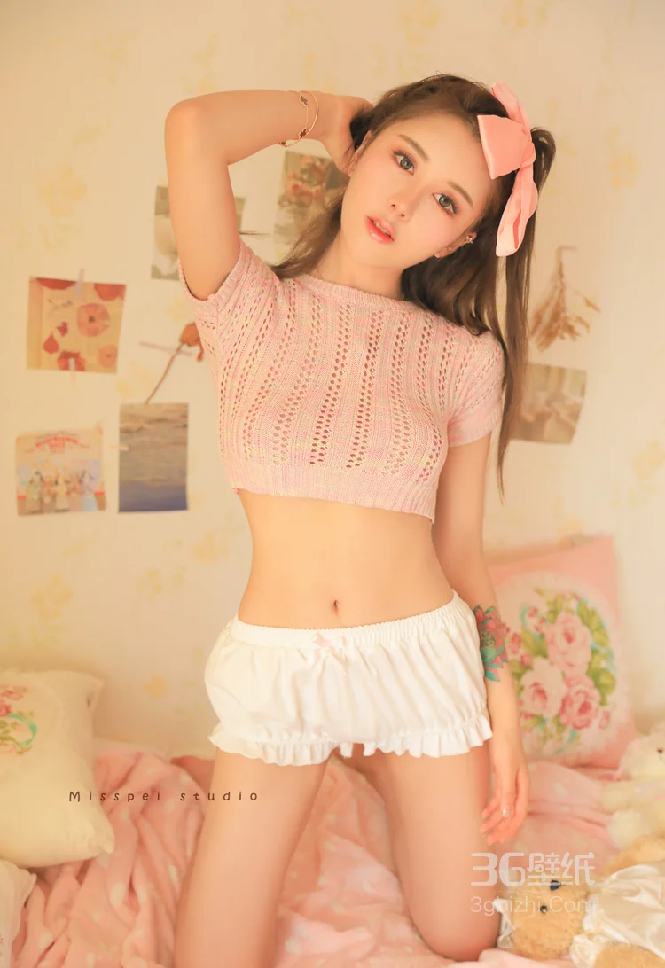 很有眼缘，一脸桃花的露脐装短裤美腿美女床上写真图片3