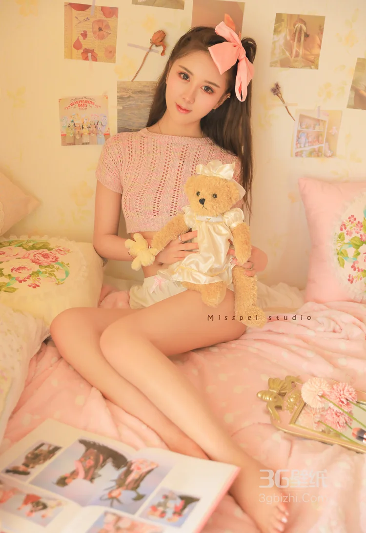 很有眼缘，一脸桃花的露脐装短裤美腿美女床上写真图片7