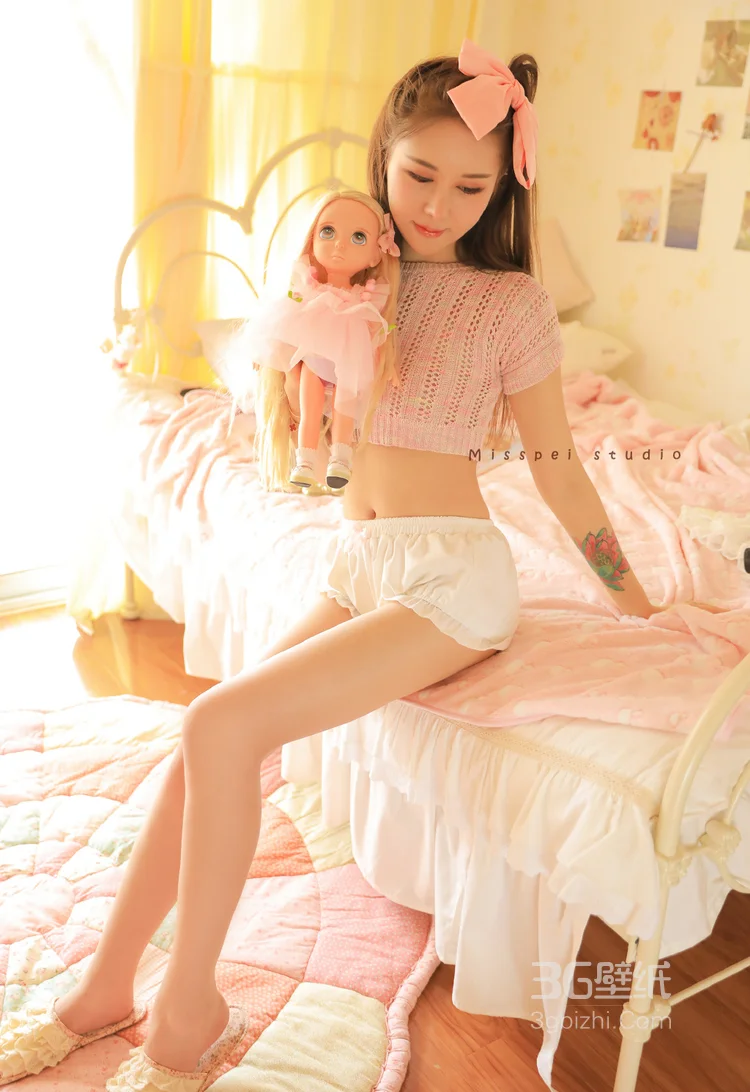 很有眼缘，一脸桃花的露脐装短裤美腿美女床上写真图片5