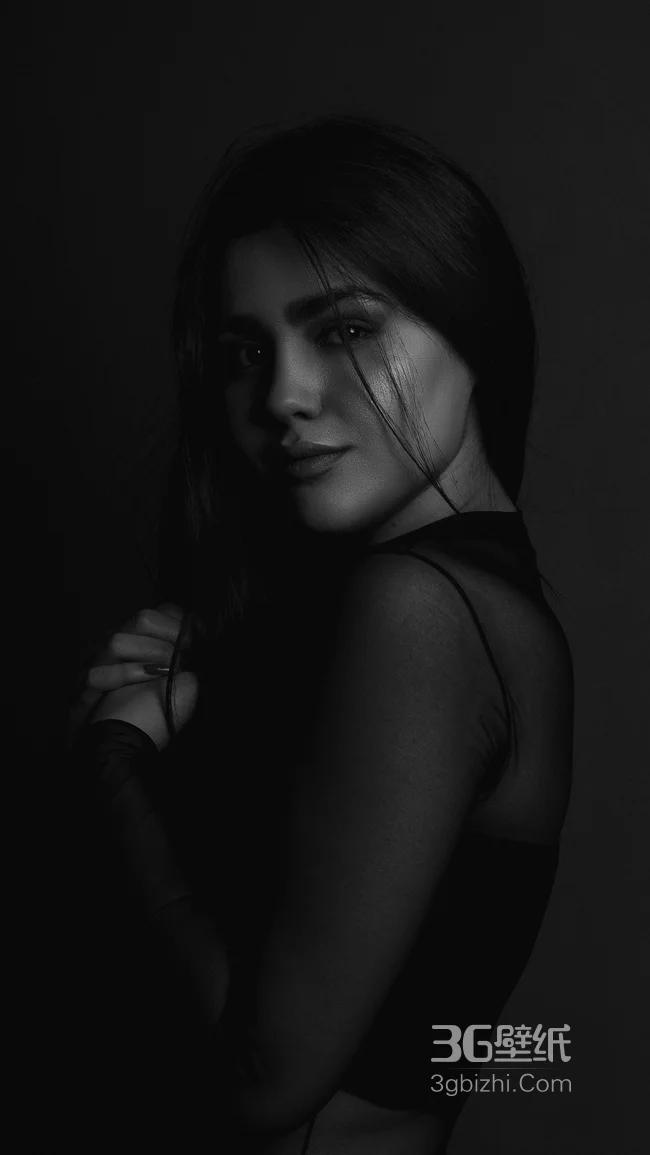 黑色纯色色调，长发穿蕾丝上衣的欧美美女模特1