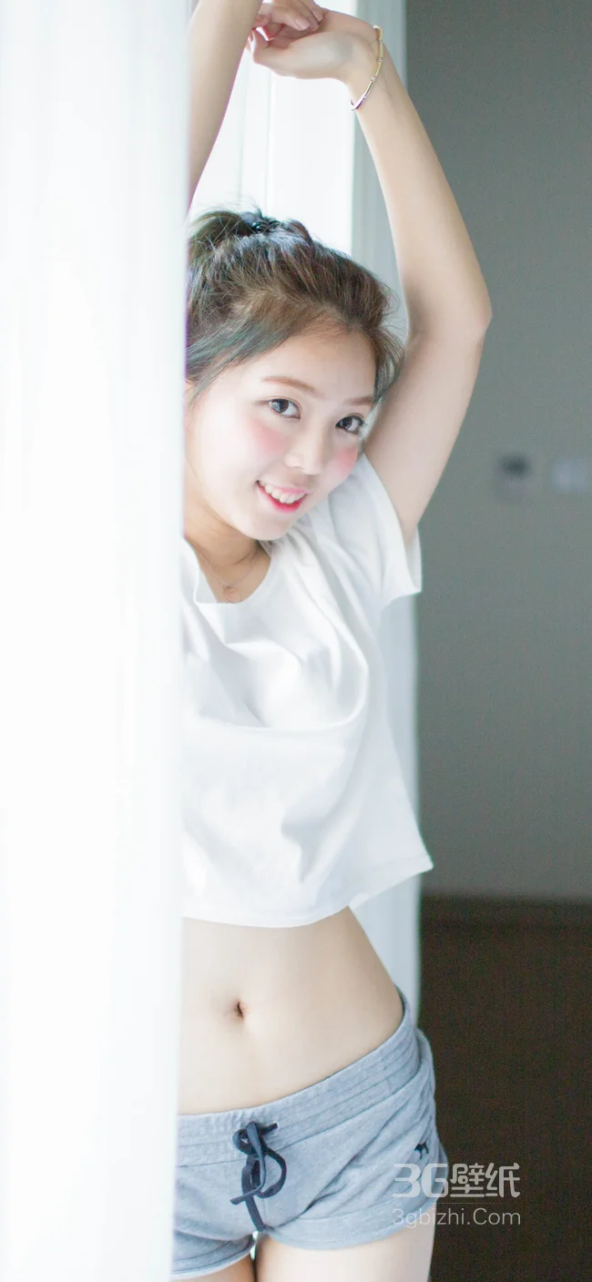 站在窗台窗帘前的可爱露脐装美女1