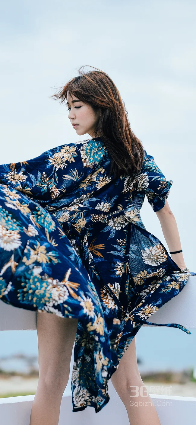 穿蓝色花纹大外套站在公路上的美女唯美摄影手机壁纸1