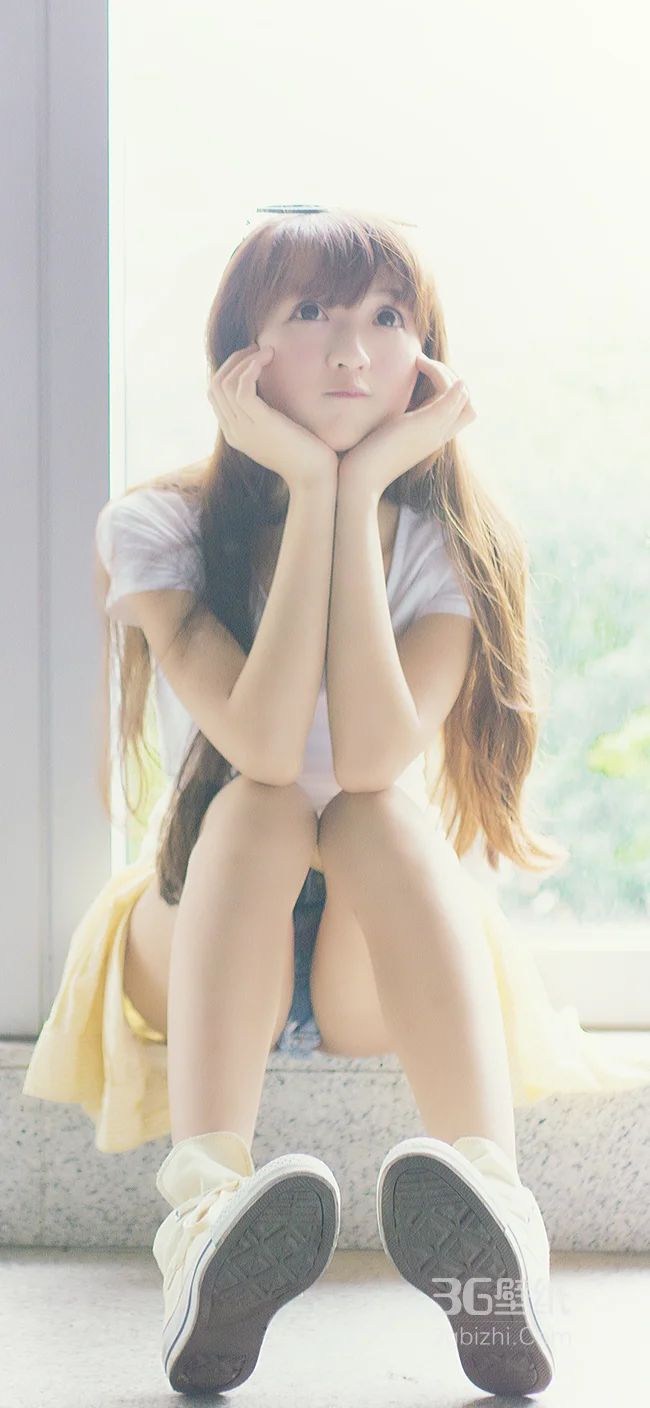 坐在窗台双手撑脸的长发清纯美女1