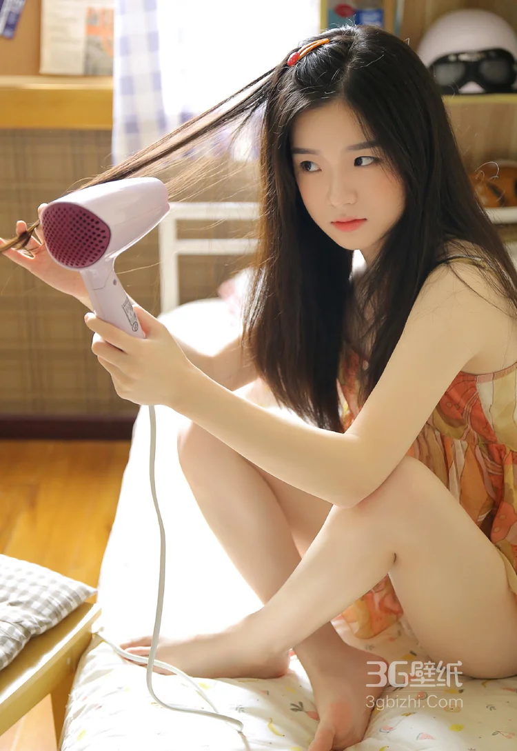 皮肤粉嫩白皙的美腿美少女甜美迷人居家写真图片4