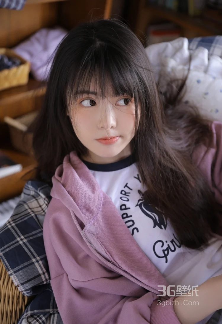 紫色的卫衣和少女很搭哦！清新元气美少女沙发写真照6