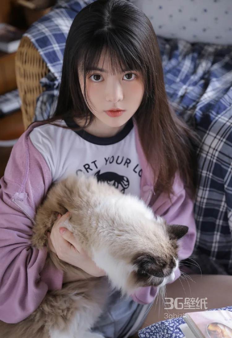 紫色的卫衣和少女很搭哦！清新元气美少女沙发写真照9