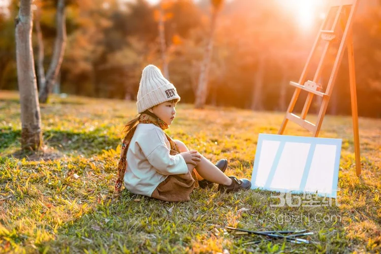 暖阳下的户外公园，坐在草地上的 可爱小女孩 户外写生图片4