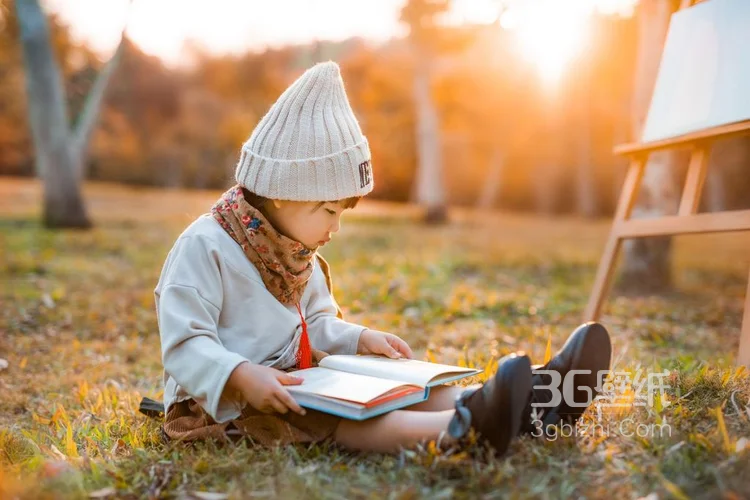 暖阳下的户外公园，坐在草地上的 可爱小女孩 户外写生图片3