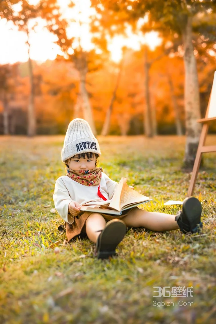 暖阳下的户外公园，坐在草地上的 可爱小女孩 户外写生图片2