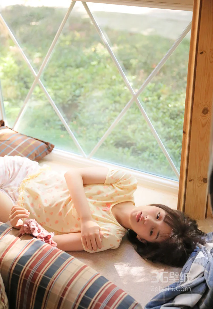 阳光正好，甜美迷人的短裤女孩午后私房写真图集4