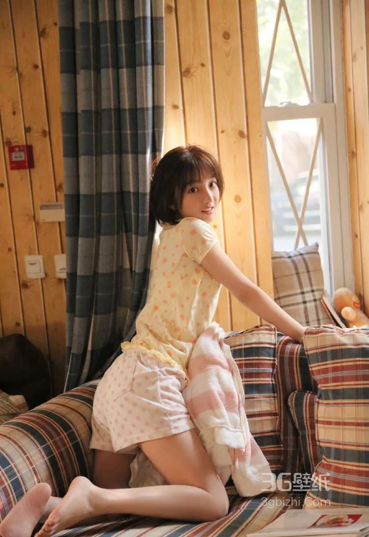 阳光正好，甜美迷人的短裤女孩午后私房写真图集11